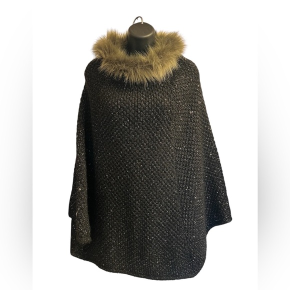 Ann Taylor Black Knit Cape with Faux Fur Collar Sz One Size - Picture 1 of 4
